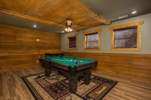 ガトリンバーグにあるNo Name Cabin chaletの木製の壁の客室内のビリヤード台