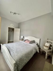 ein Schlafzimmer mit einem großen weißen Bett in einem Zimmer in der Unterkunft London Oval Apartment in London