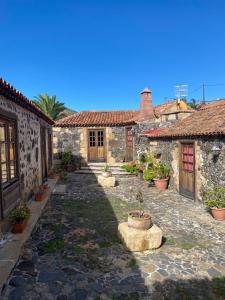a courtyard of an old stone house with plants at Casa Rural Vera De La Hoya in San Miguel de Abona