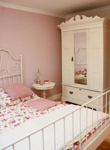 Un pat sau paturi într-o cameră la Petite Maison