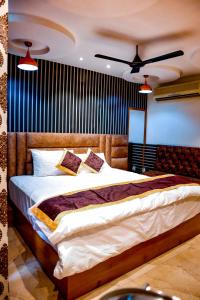 Hotel Joylife- Chottu Ram Chowk Rohtak Haryana客房内的一张或多张床位