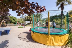 Camping Domaine de la Ville Huchet的儿童游玩区