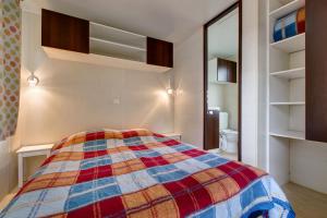 Camping Domaine de la Ville Huchet客房内的一张或多张床位