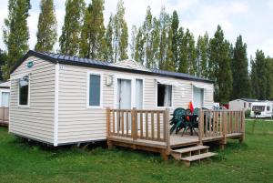 Camping Domaine de la Ville Huchet外面的花园