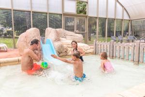 入住Camping Domaine de la Ville Huchet的客人