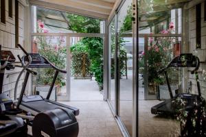 um ginásio com duas máquinas elípticas e plantas em Hotel Lalla Beauty & Relax em Cesenatico