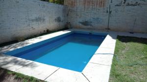 戈多伊克魯斯的住宿－Casa Verde Palmares，一个带蓝色游泳池的庭院中的游泳池