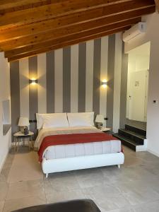 a bedroom with a large bed with striped walls at Casa Ananda in Ferno