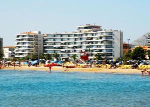 een hotel op het strand met mensen op het strand bij Catalonia 1-7 in L'Estartit
