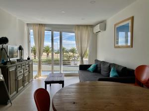 een woonkamer met een bank en een tafel bij Catalonia 1-7 in L'Estartit