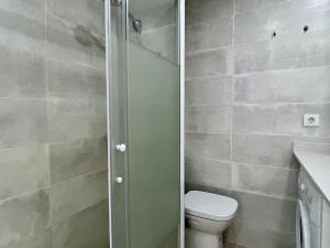 een badkamer met een toilet en een douchecabine bij Catalonia 1-7 in L'Estartit +15 foto's