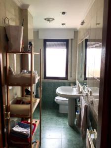 een badkamer met een toilet en een wastafel bij ATICO Romo in Santa Marta de Tormes