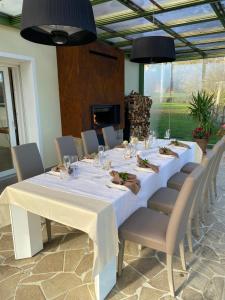 uma sala de jantar com uma mesa longa e cadeiras em B&B Ai Filari em Baone