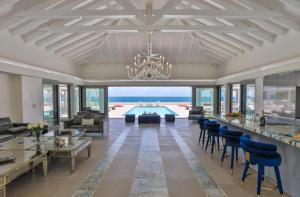 sala de estar con vistas al océano en 5 BR Luxurious Beachfront Villa with utmost privacy, en Les Terres Basses