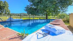 The swimming pool at or close to Casa rural el Tejar Higuera de la Sierra by Ruralidays