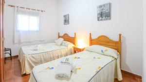 A bed or beds in a room at Casa rural el Tejar Higuera de la Sierra by Ruralidays