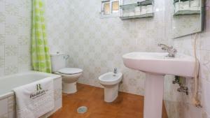 A bathroom at Casa rural el Tejar Higuera de la Sierra by Ruralidays