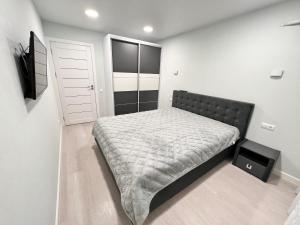מיטה או מיטות בחדר ב-Green zone Apartment