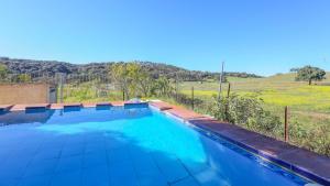 The swimming pool at or close to Casa rural el Tejar Higuera de la Sierra by Ruralidays