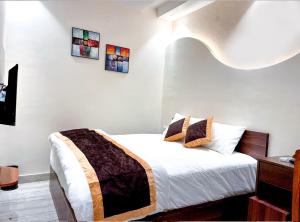 Hotel Joylife- Chottu Ram Chowk Rohtak Haryana客房内的一张或多张床位