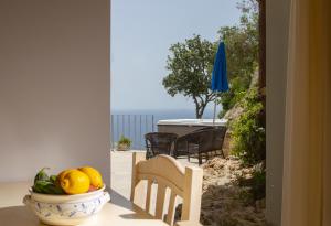 un bol de fruta en una mesa con vistas al océano en Villetta Orchidea, en Gagliano del Capo