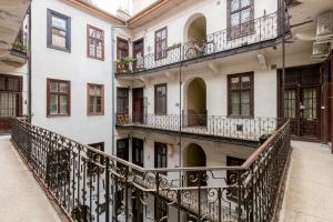 un edificio de apartamentos con balcones y una escalera en Emily's Lovely Place, en Budapest