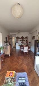 - un salon avec une table et une salle à manger dans l'établissement Hermoso apartamento en Cdad de Bs As, à Buenos Aires
