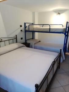 Cette chambre comprend 3 lits superposés. dans l'établissement Agriturismo Le Prata, à Scanno