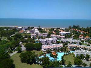 una vista aérea de un complejo con piscina en Hi-Floor 100 Seaview 2 Brs2baths With Chicz Furniture Hua Hin Beach, en Ban Bo Fai (1)