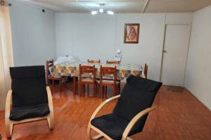 - une salle à manger avec une table et des chaises dans l'établissement Cabaña familiar, à Cochrane