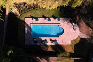 vista sul tetto di una piscina in un cortile di Hacienda de Molinos Hotel a Molinos