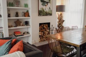 un soggiorno con tavolo e camino di Beautiful 4 Bed Beach House a Pevensey Altre 39 foto