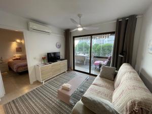a living room with a couch and a tv at Calpe Paraiso Playa primera linea in Calpe