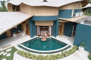 una vista aérea de una casa con piscina en Villa Tokay - Luxury Private Villas, en Gili Air