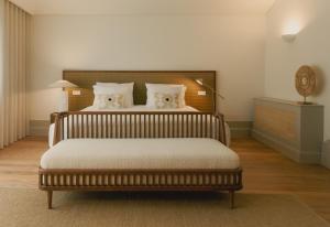 um quarto com uma cama grande e uma cabeceira em madeira em Saboaria Boutique Hotel Porto em Porto