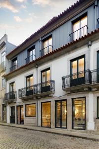 a building with windows and balconies on a street at Bonjardim 560 in Porto