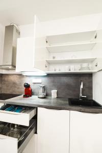 Kuchyň nebo kuchyňský kout v ubytování Apartments / 10 min from center / O2 ARENA