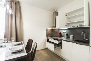 Kuchyň nebo kuchyňský kout v ubytování Apartments / 10 min from center / O2 ARENA