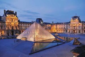 uma vista para a pirâmide de Louvre em frente a um edifício em Lovely apartment betwen Paris and EuroDisney em Nogent-sur-Marne