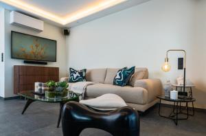 - un salon avec un canapé et une télévision dans l'établissement Palm croisette front de mer1, à Cannes