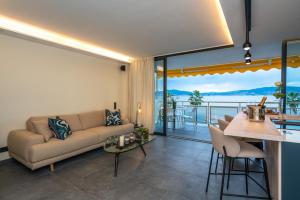 een woonkamer met een bank en een tafel bij Palm croisette front de mer1 in Cannes