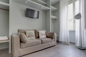 a living room with a couch and a tv on the wall at CAPO D'AFRICA 30 - COLOSSEO in Rome