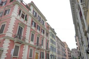 a pink and white building in a city at CAPO D'AFRICA 30 - COLOSSEO in Rome