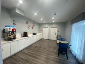 a waiting room with a counter and a table at PALACEINN-ARCOLA in Rosharon