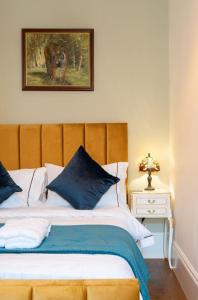 um quarto com uma cama com uma fotografia na parede em Stylish Beachfront Bolthole with Stunning Sea Views and Luxury Touches em Herne Bay