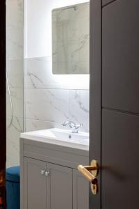 Vannituba majutusasutuses Warm Beachfront Getaway with Winter Ocean Views & Parking