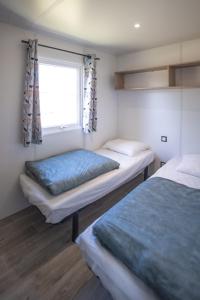 Postel nebo postele na pokoji v ubytování Camping du Sevron