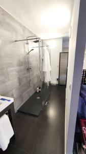 eine Dusche mit Glastür im Bad in der Unterkunft Plaza de Toros de Madrid in Madrid