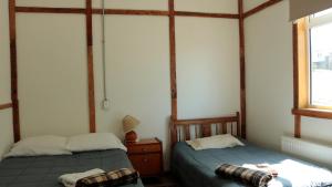 um quarto com 2 camas e uma janela em Casa Bike em Punta Arenas