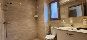 La salle de bains est pourvue de toilettes, d'un lavabo et d'un miroir. dans l'établissement Appt vue golf et atlas, à Marrakech